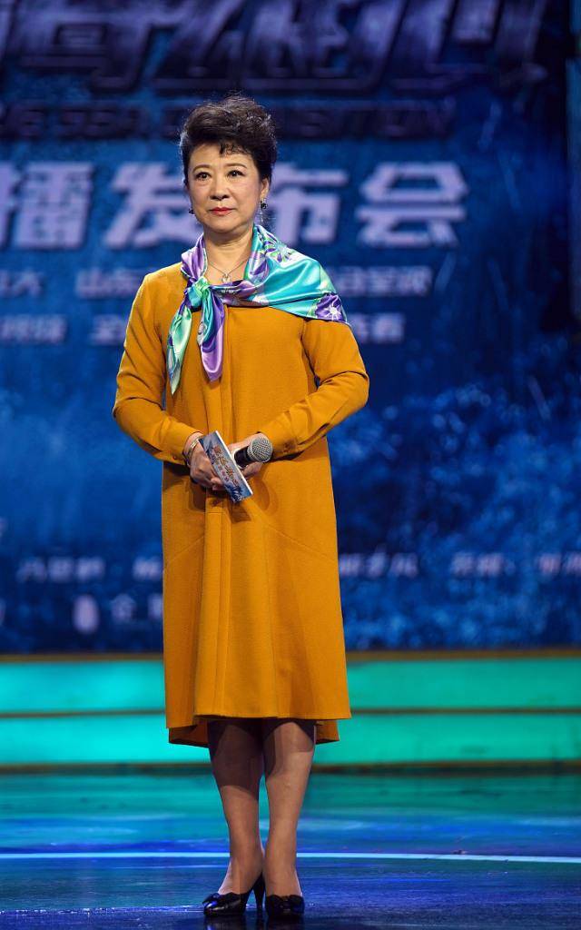 服装|老戏骨“王馥荔”真会穿，大衣裙搭配花丝巾，一点不像49年出生的