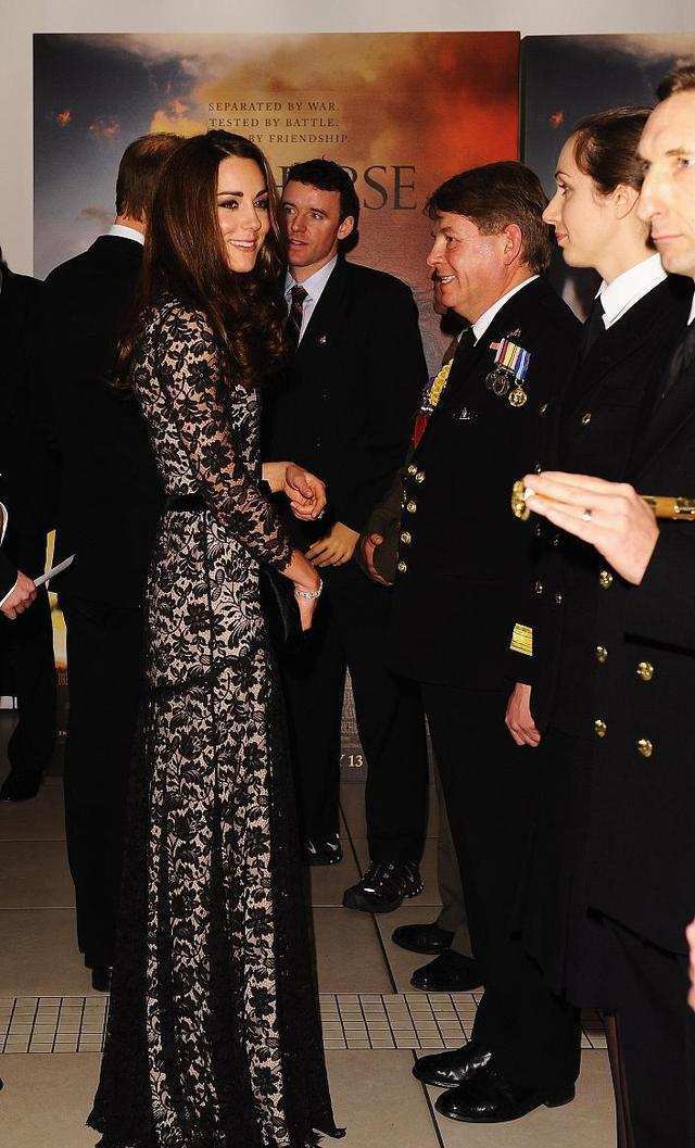 黑色|凯特王妃气质真好，黑色蕾丝裙穿出高级感，不戴珠宝也有贵族气息