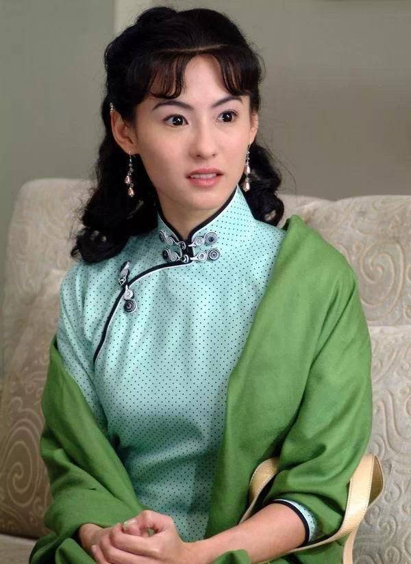 刺绣|老戏骨归亚蕾真洋气！蝴蝶衬衣配刺绣牛仔不像76岁，拖鞋更特别