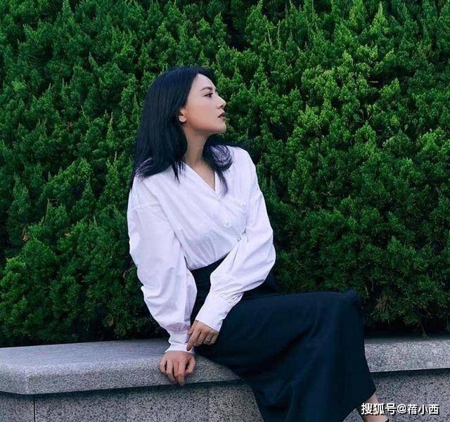 魅力|高圆圆终于换风格，穿荧光绿背心裙再套半身裙，连气质都变洋气了