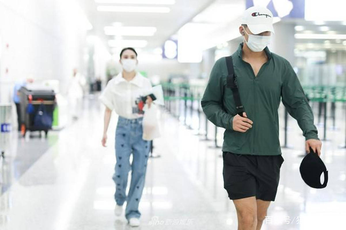 架子|何超莲真没豪门架子，和窦骁走机场穿白衬衫配牛仔裤，像邻家妹妹