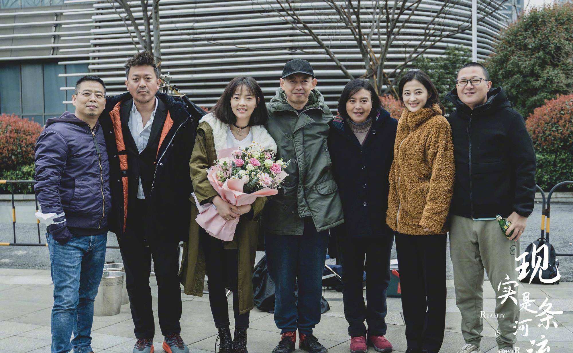 显得|梅婷新戏杀青老公探班，孙红雷前女友罕见出镜，老公发福她暴瘦
