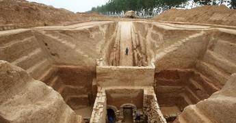 内蒙古发现一古墓，夫妻俩相互依偎，考古人员：1000年终于找到了