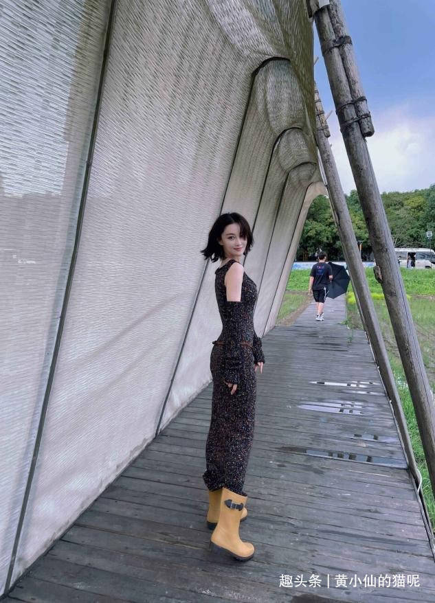 面部|短发的张馨予别有风韵，穿低领连衣裙秀凹凸曲线，女人味十足