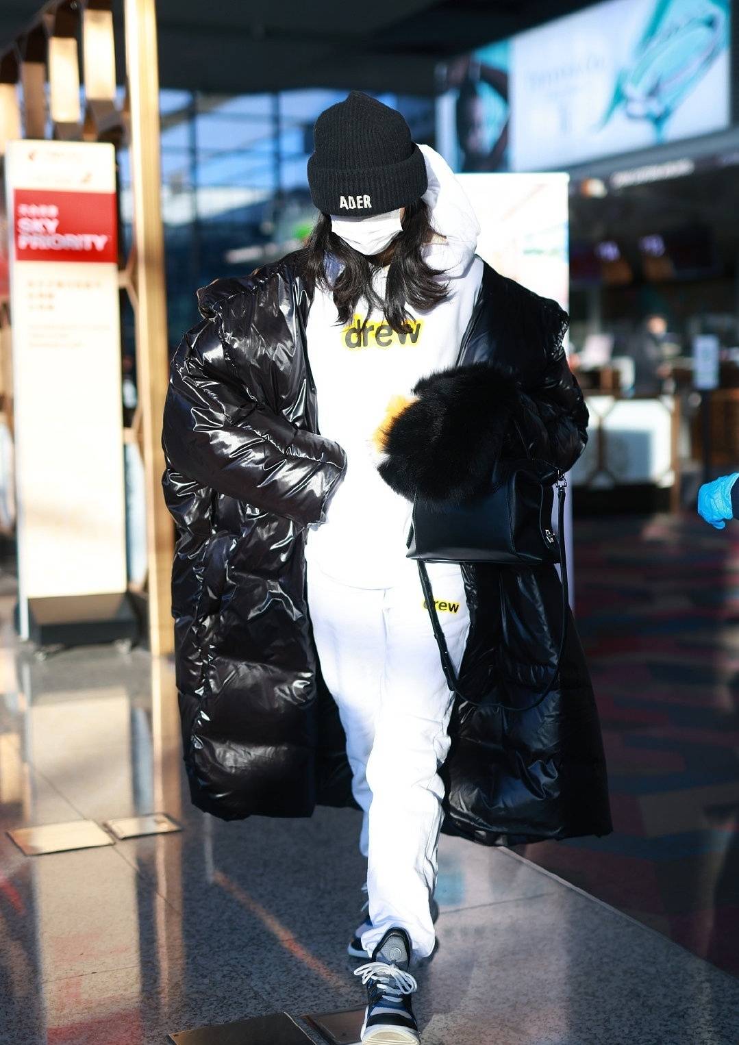 身材|31岁奚梦瑶丝毫不显老，穿藕色礼服裙典雅时尚，身材似少女