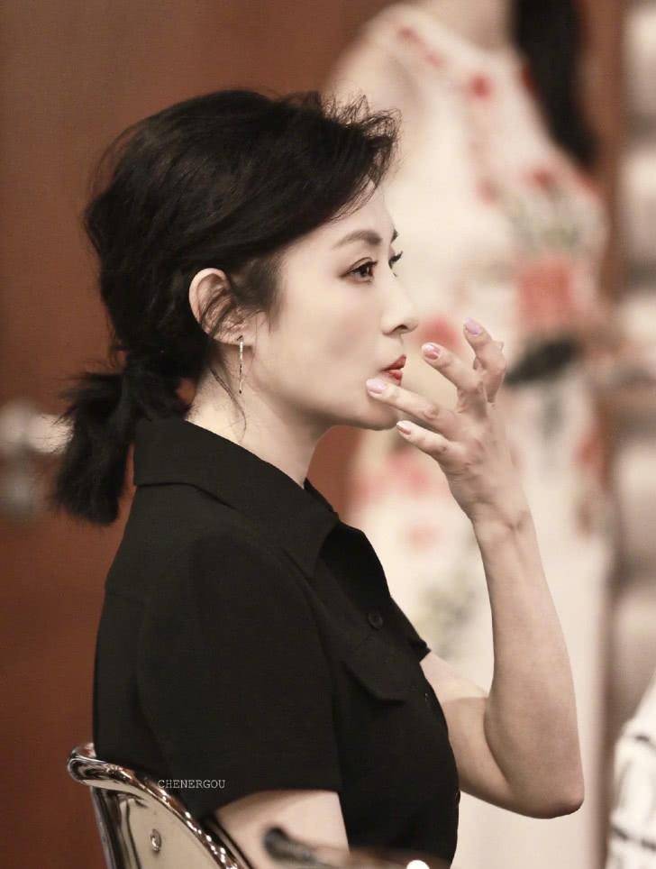 黑色|周涛已经51岁了，一身黑色连体装现身，身材曼妙气质可真好！