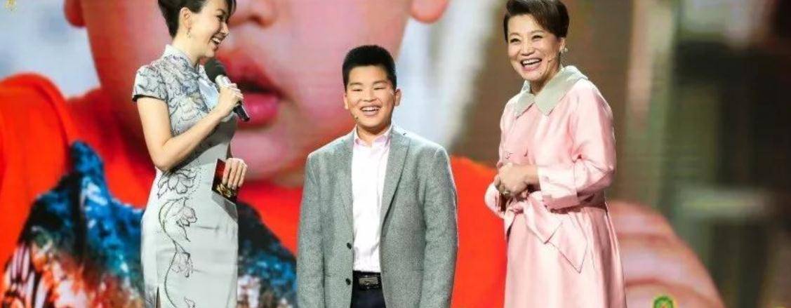 小香玉同儿子一起上节目所以说上天还是很眷顾小香玉的,在她的一生中