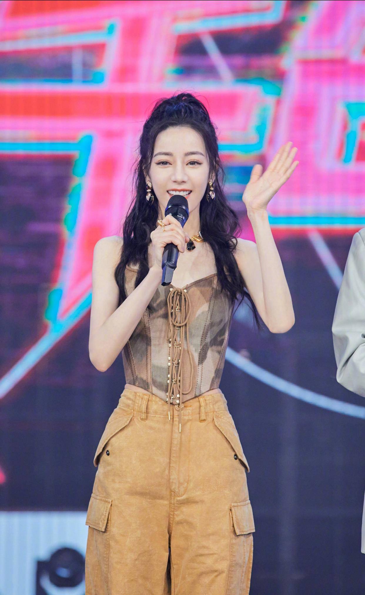 迷彩|迪丽热巴罕见“迷彩装”现身,吊带配工装裤大秀身材,真是养眼