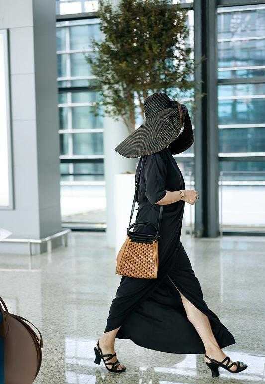 黑色|金星这回造型太成功，穿黑色连衣裙好显瘦，大檐帽显贵又优雅