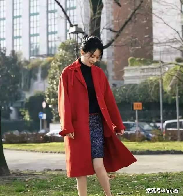 黑色|66岁赵雅芝的早秋穿搭太成功，红色毛衣配皮短裤，比年轻人还时髦