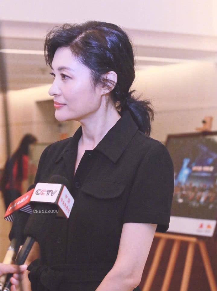 黑色|周涛已经51岁了，一身黑色连体装现身，身材曼妙气质可真好！