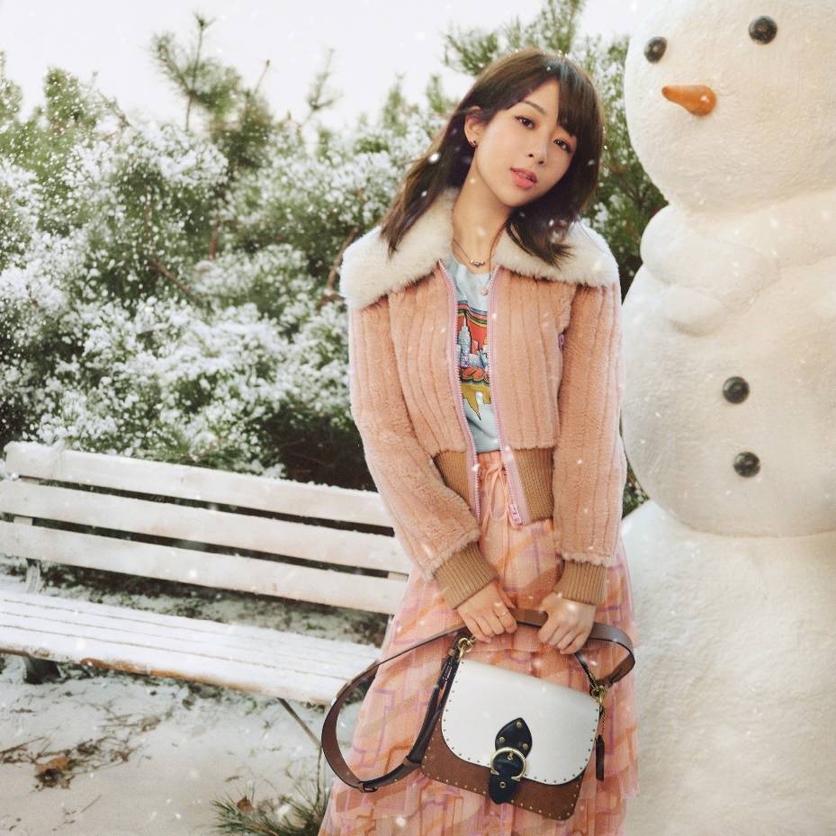 黑色|28岁杨紫成熟霸气，全黑皮夹克造型，还不忘秀好身材！