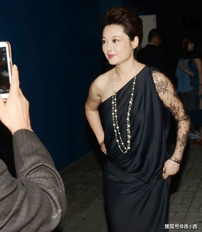 美人|袁立原来是“壮硕美人”,穿黑色斜肩连衣裙亮相,49岁气质惊艳