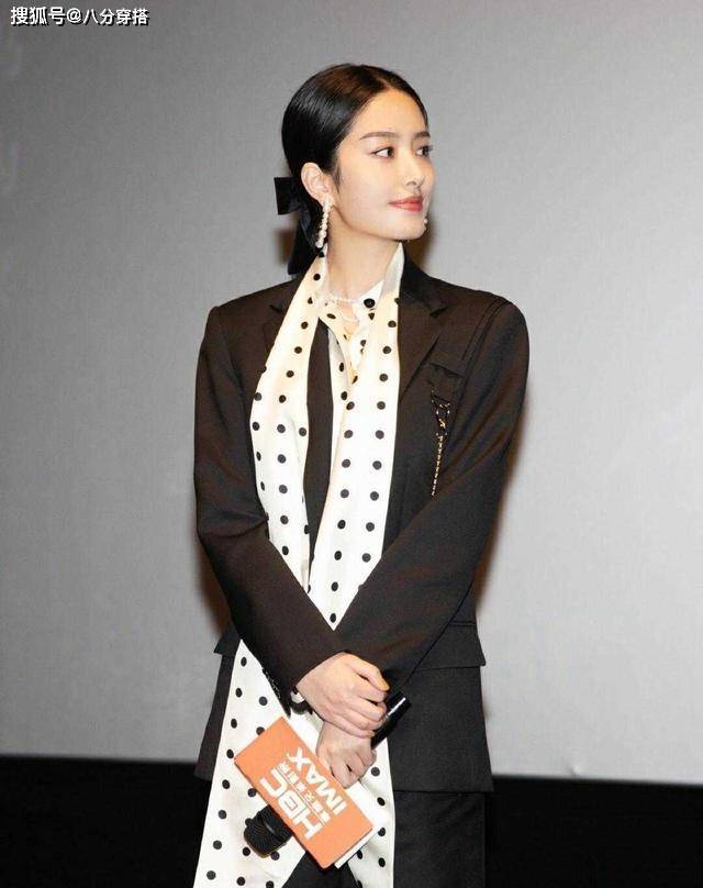 氛围|论气质我只服杨采钰，黑色西装搭配波点衬衫摩登复古，浪漫又高级