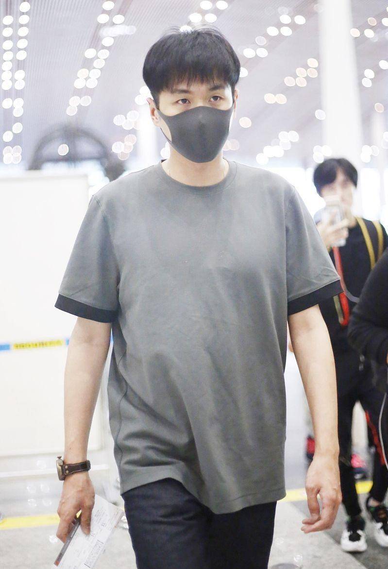 颜色|张若昀看着不像孩子爸，穿衬衫还是个大男孩，真招女粉喜欢