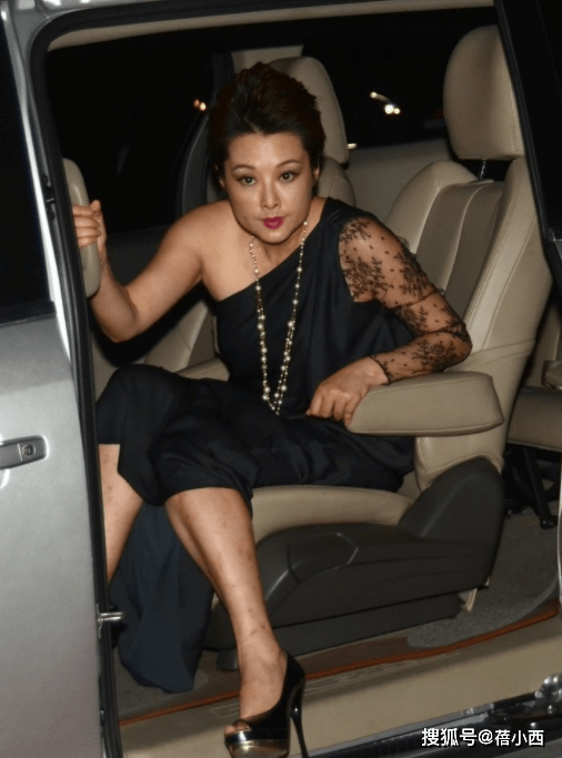 美人|袁立原来是“壮硕美人”,穿黑色斜肩连衣裙亮相,49岁气质惊艳