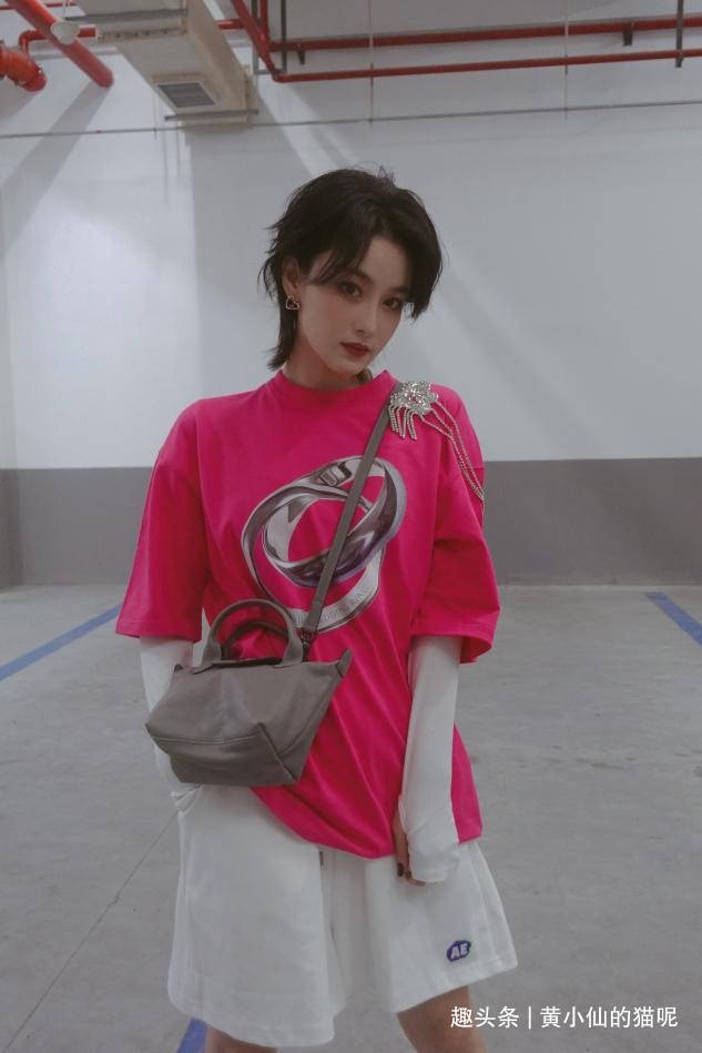 面部|短发的张馨予别有风韵,穿低领连衣裙秀凹凸曲线,女人味十足