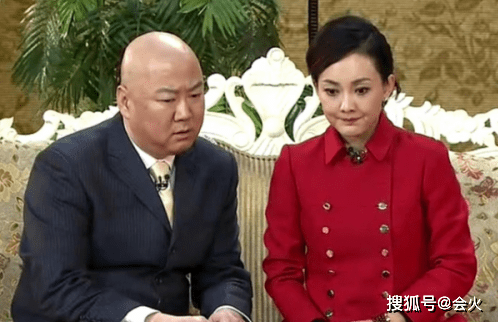 状态|48岁牛莉公园散步女王范！穿蕾丝内搭秀小蛮腰，烈焰红唇太风韵