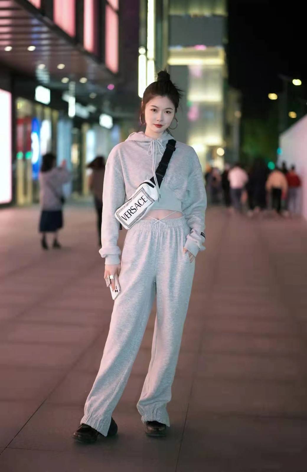 卫衣|早秋简单易学的卫衣穿搭，青春又减龄，符合年轻人的审美