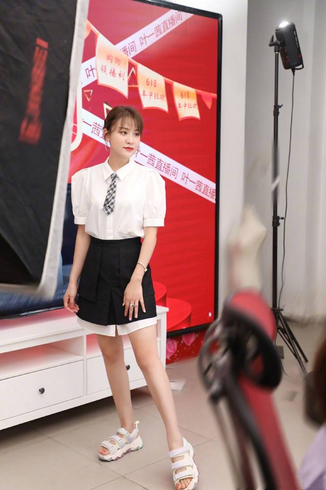 服装|不敢信叶一茜庆祝的是37岁生日，穿泡泡裙同框田亮像情侣，太减龄