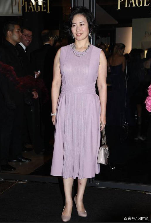 颜色|59岁何超琼现身活动，素色裙也难掩天生丽质，可想她年轻是多美的