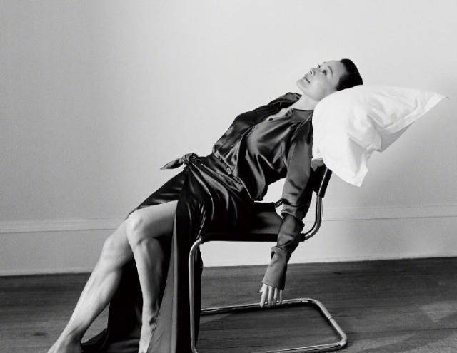 设计|陈冲59岁高调剪大背头,简约穿搭秀出时尚大片,满屏高级感!