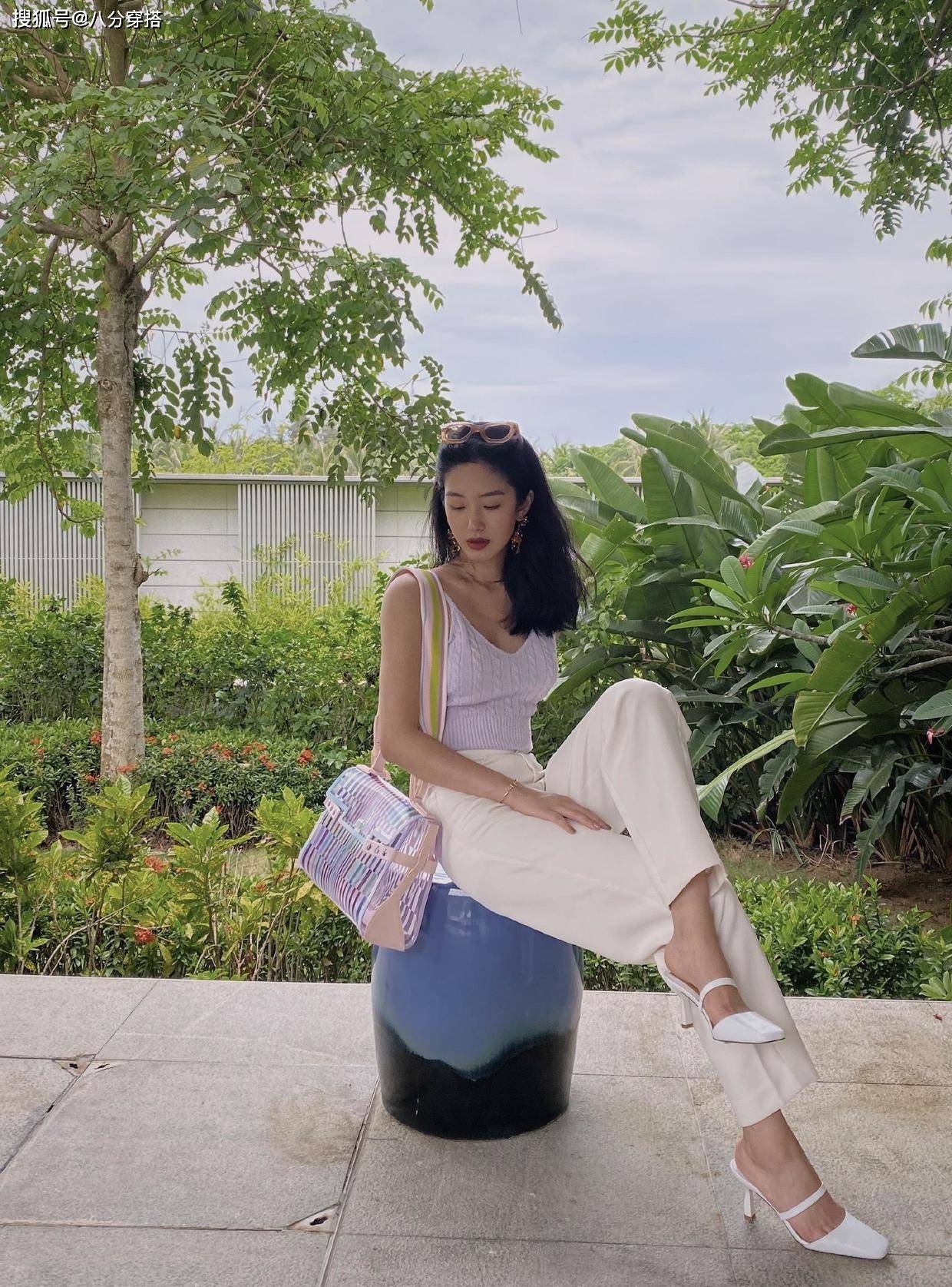 氛围|论气质我只服杨采钰，黑色西装搭配波点衬衫摩登复古，浪漫又高级