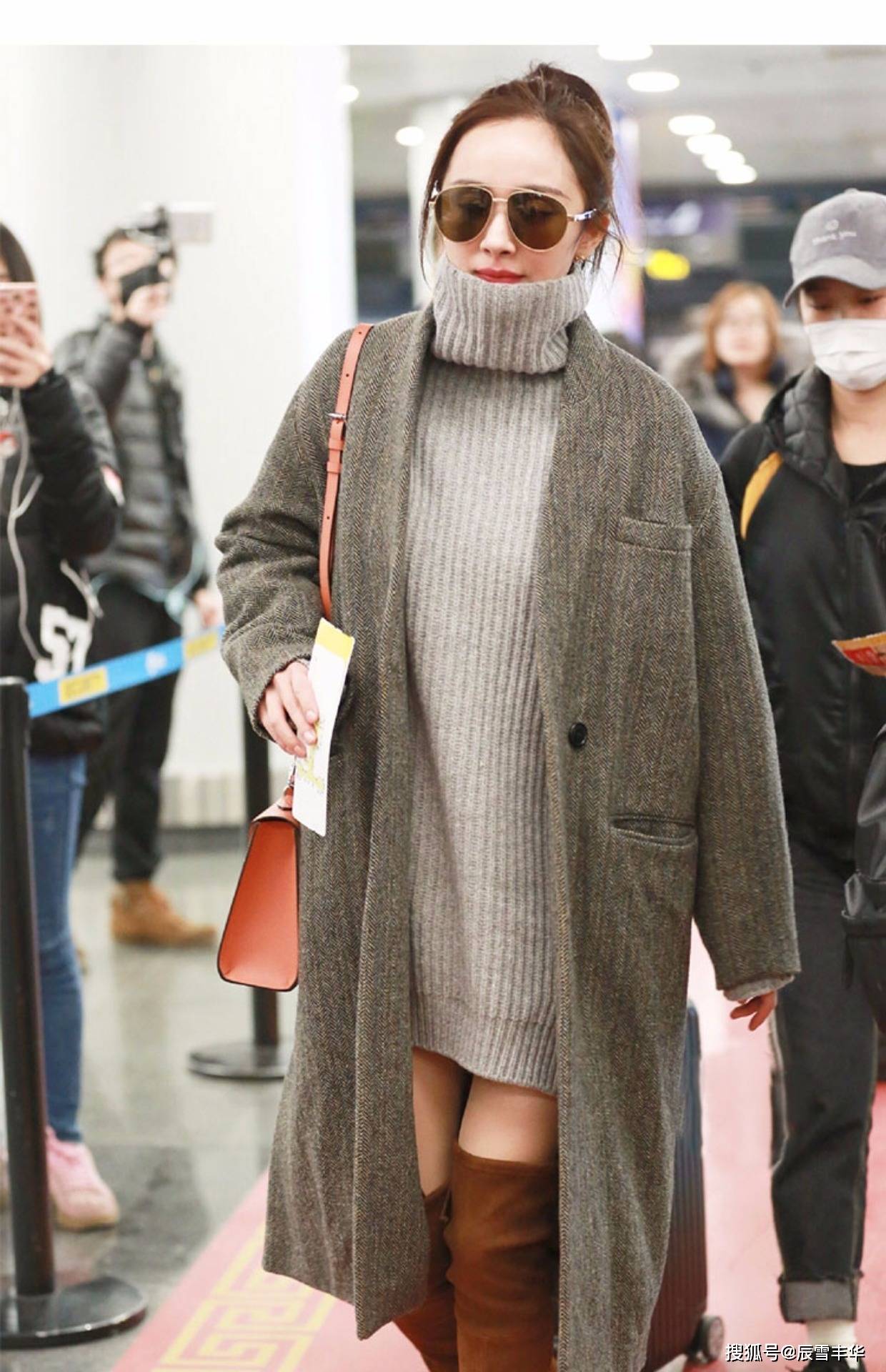 身材|跟着杨幂学“慵懒风”穿搭，格子衫配皮直筒裤，遮肉又显优秀身材