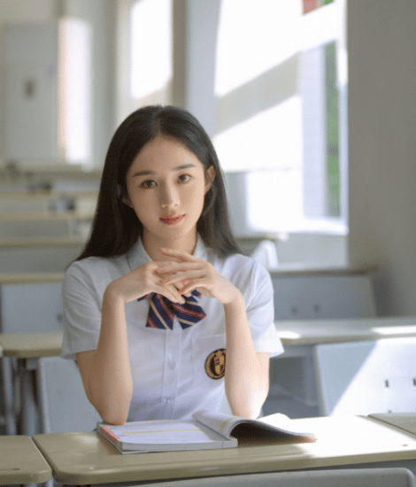 气息|当妈的赵丽颖还能扮少女,衬衫领结百褶裙,美成青涩绝美校花