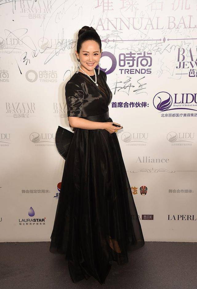 黑色|王志飞老婆挺有名媛感的，黑色薄透裙配珍珠项链，身材挺高挑的