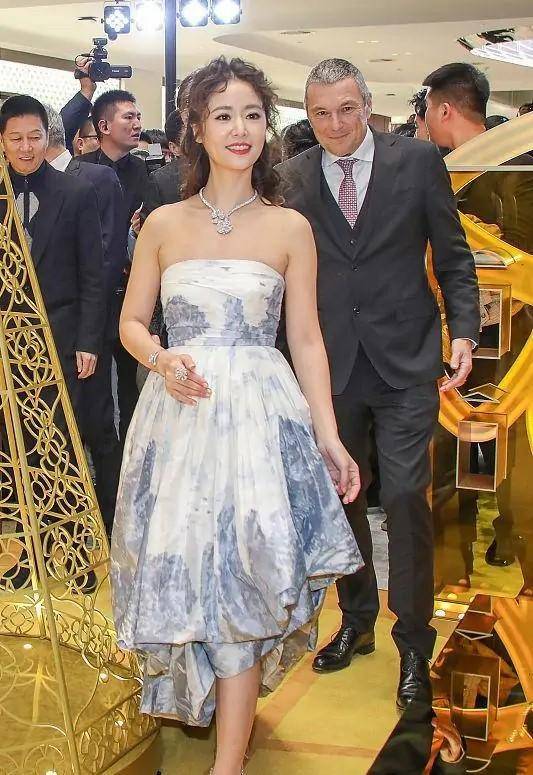 公主|林心如“胖”点更好看,卷发配娃娃裙一副公主样,像个精美洋娃娃