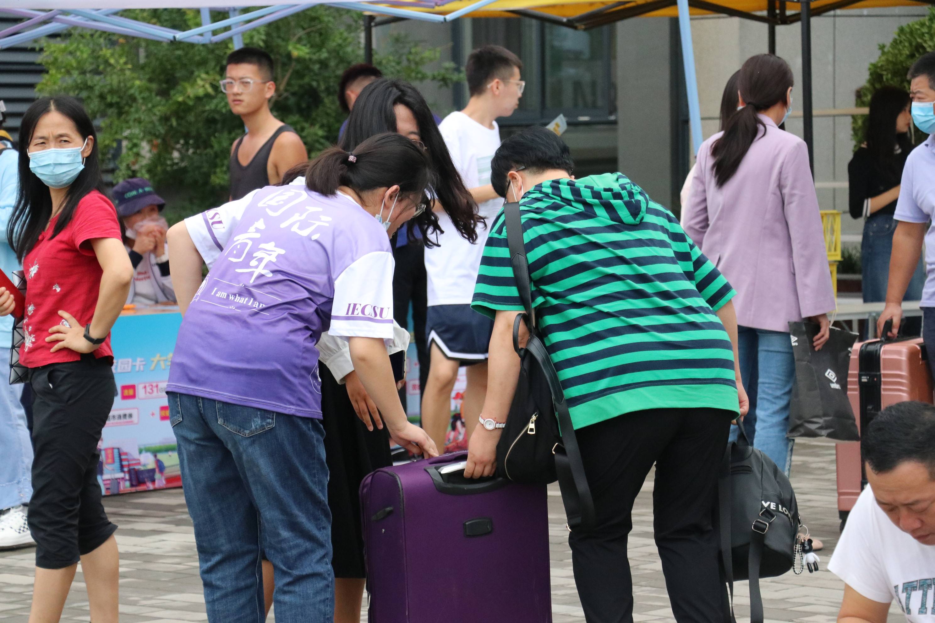 一对一引导入学西安科技大学高新学院开学首日迎3276名新生