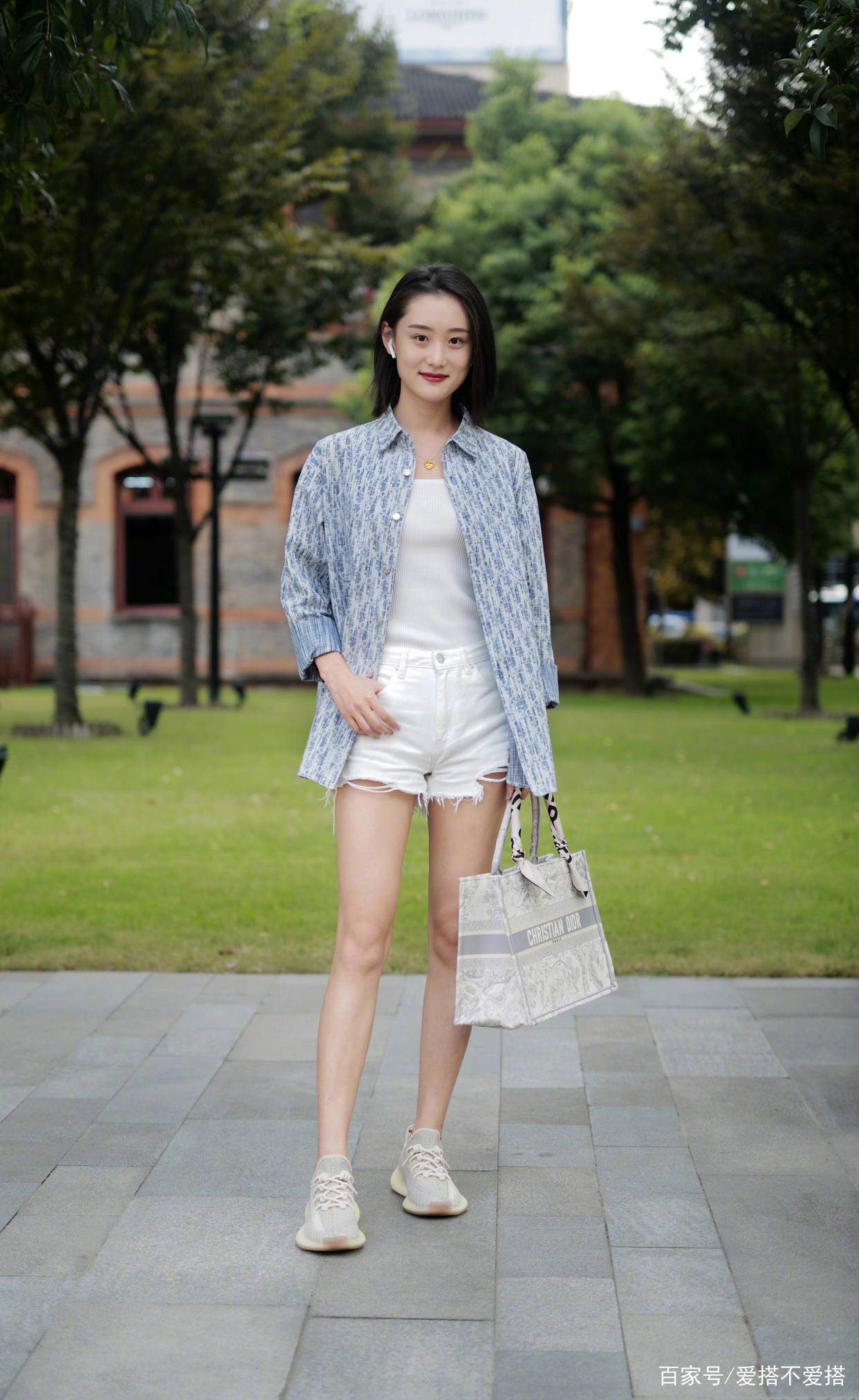 显高|今夏，“衬衫”更时髦打开方式：搭配这“5条裤子”，洋气又显高