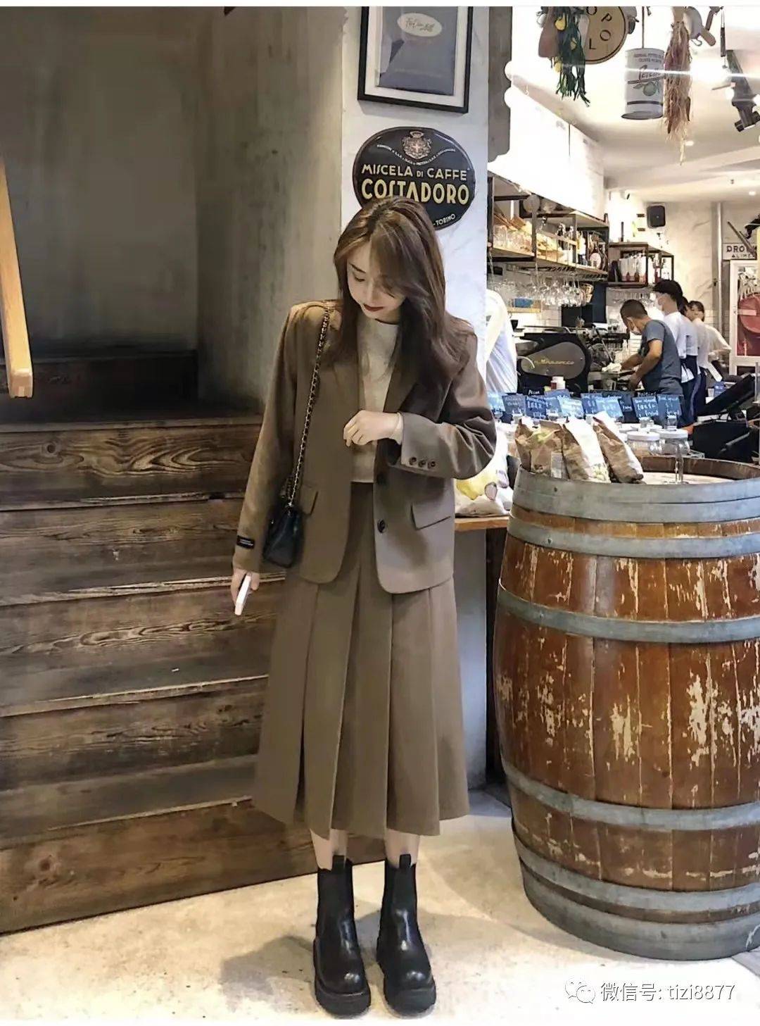 什么|秋天长款百褶裙搭配什么上衣好看