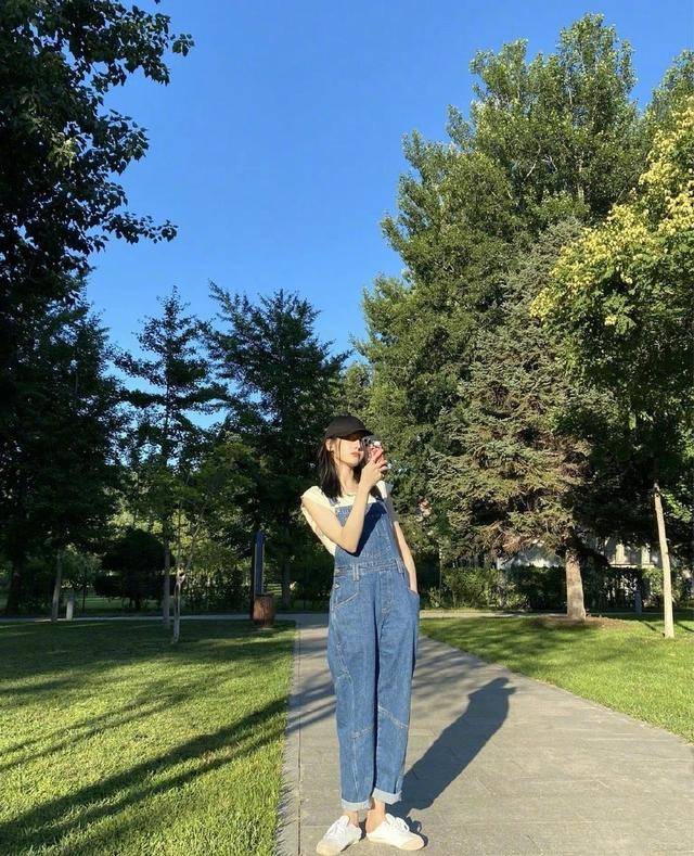 小白|热巴晒男友视角照,穿背带裤打扮似邻家女,小白鞋当拖鞋穿好随性
