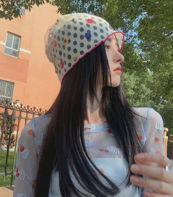 一身|鞠婧祎戴“洞洞帽”，一身搭配引众议，粉丝：第一次不想买同款