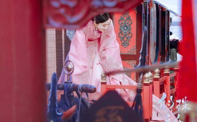 杨幂|杨幂新戏古装美出新高度!头戴粉凤冠美成古装颜霸,穿粉衣像18岁