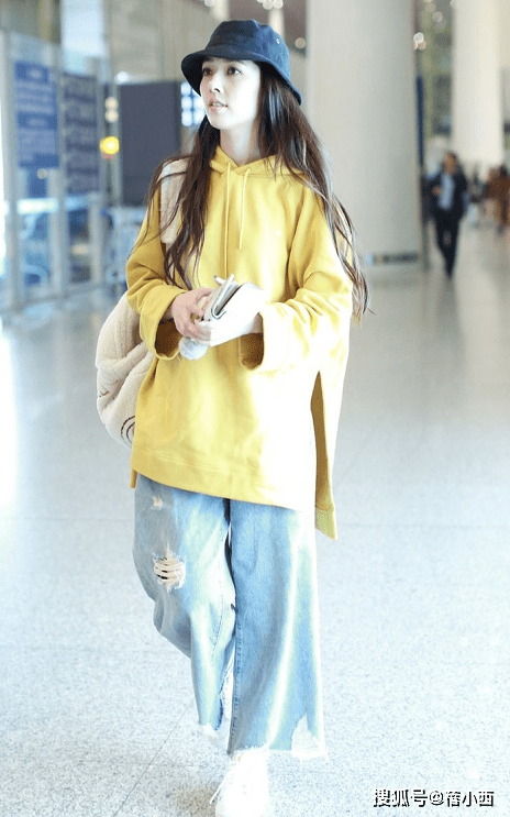郭碧婷|郭碧婷难怪能嫁入豪门，穿卫衣配牛仔裤走机场，气质就这么惊艳