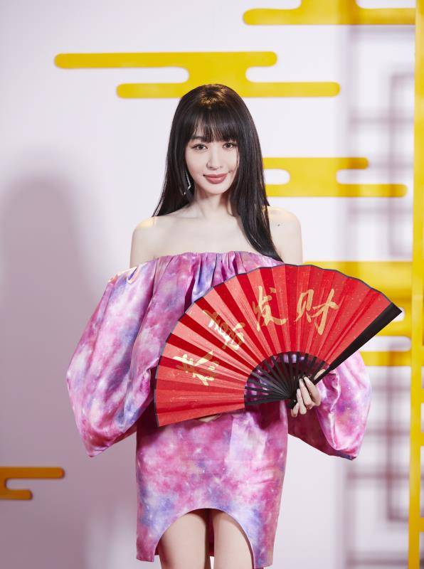 黑色|33岁李菲儿化身日系少女，穿樱花泡泡裙复古甜美，气质真好