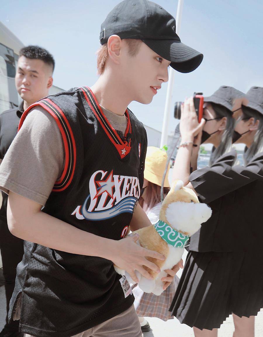 个性|UNINE李汶翰与陈宥维，同穿篮球服，穿搭尽显反差萌！