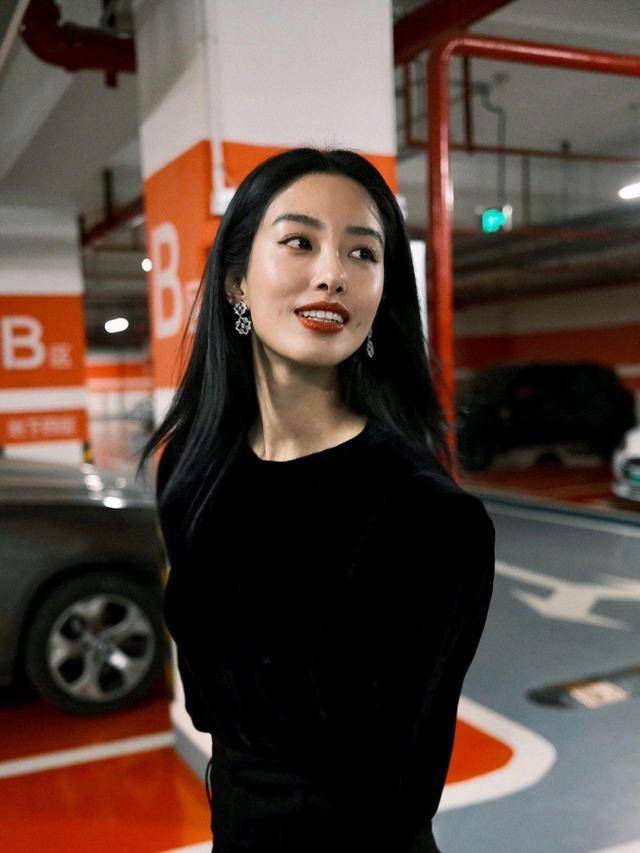 黑色|杨采钰的法式穿搭让人心服口服，黑上衣配西裤优雅干练，高级精致