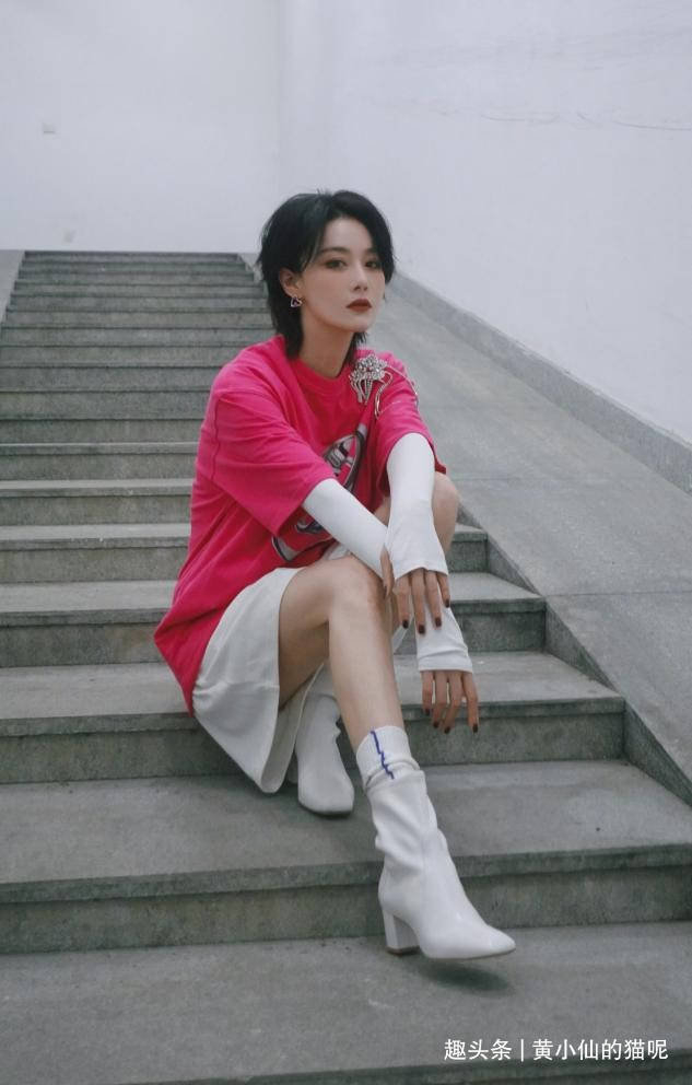 面部|短发的张馨予别有风韵,穿低领连衣裙秀凹凸曲线,女人味十足