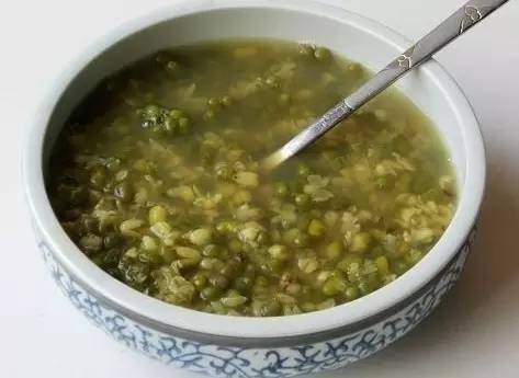 肠胃|喝绿豆汤能降低血糖？医生：想降血糖或可多吃这5种食物，了解下