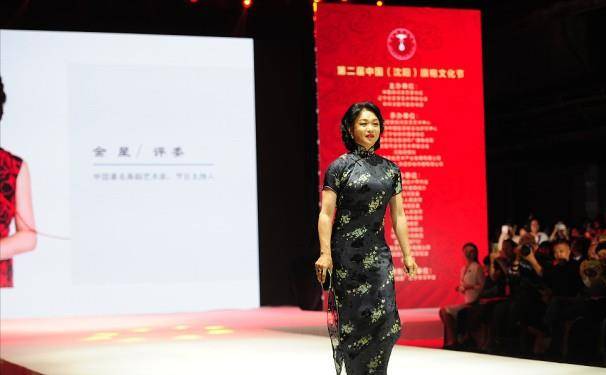 的设计|金星身穿深色印花旗袍，妆容精致举止优雅，真有女人味