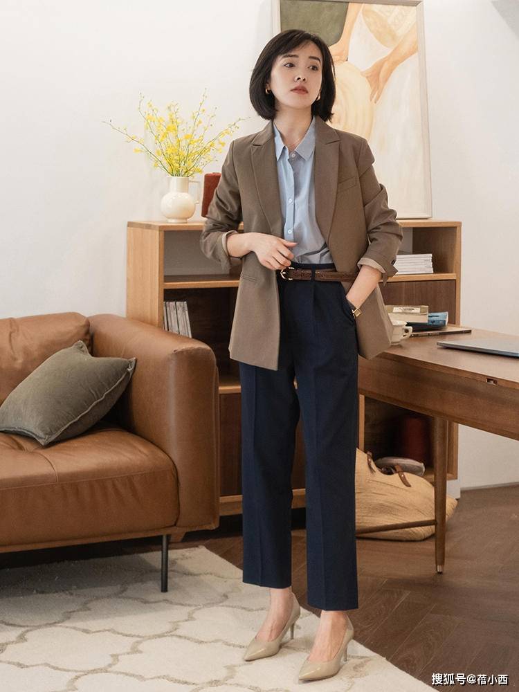 职场|徐子淇难怪能嫁入豪门，8年生4娃身材还顶呱呱，穿西装配短裙真美