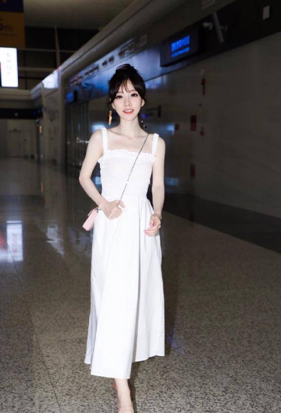 黑色|关晓彤的腿长得夸张!T恤+短裙清爽活力,号称大陆腿精不过分