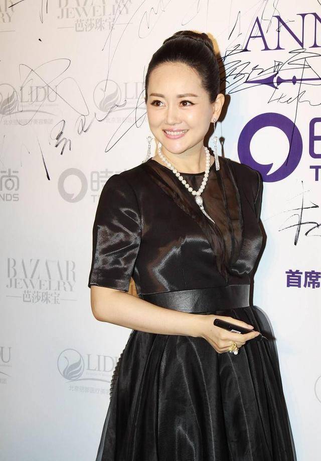 黑色|王志飞老婆挺有名媛感的，黑色薄透裙配珍珠项链，身材挺高挑的