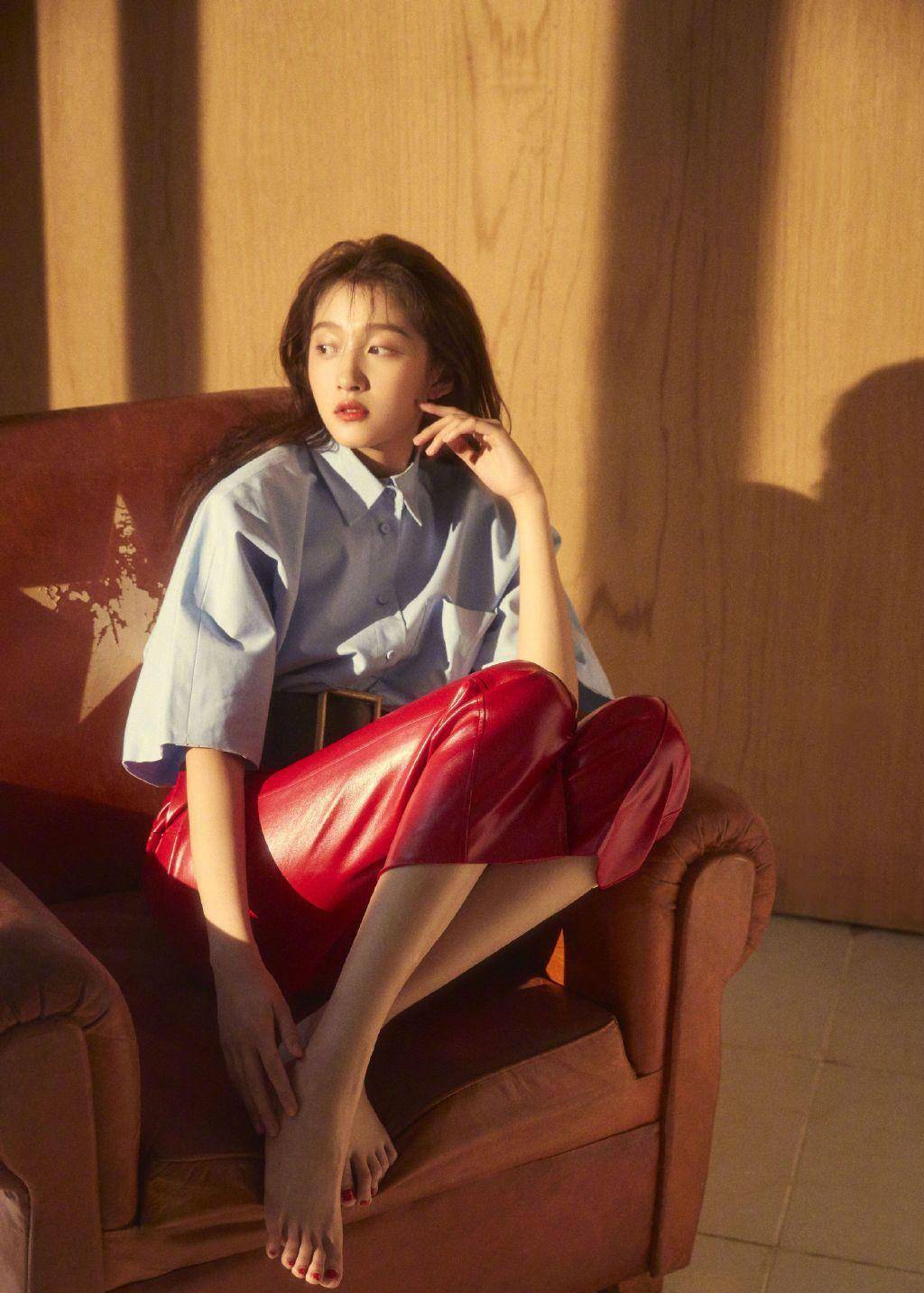 漆皮|关晓彤私服太美了，绑带短裤配小白鞋，一双长腿白嫩纤细成亮点