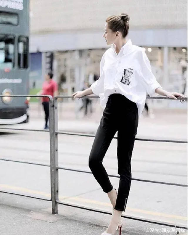 架子|何超莲真没豪门架子，和窦骁走机场穿白衬衫配牛仔裤，像邻家妹妹