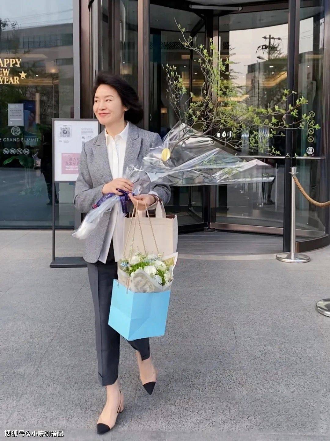 于中年|建议不要穿阔腿裤+运动鞋了!“九分裤+短跟鞋”50+妈妈才更气质